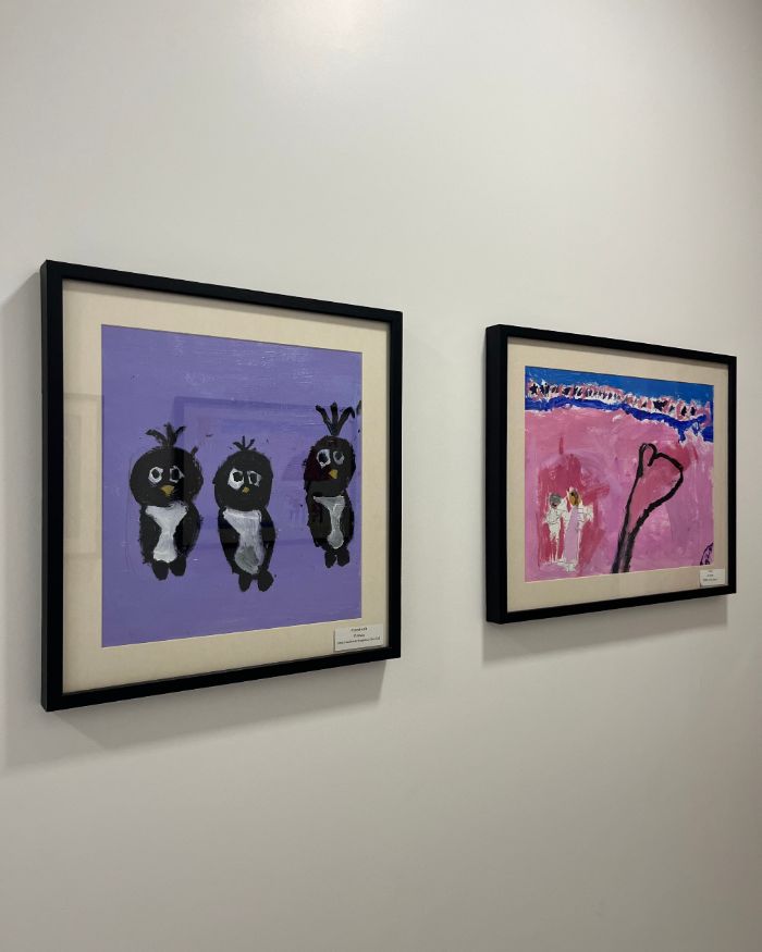 Ambiente da clínica com obras de arte
